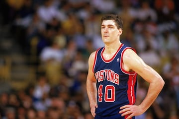 Al contrario que muchos de los otros que aparecen en esta lista, Laimbeer no llegó a Europa en el tramo final de su carrera, en su ocaso y después de agotar su etapa NBA. Al contrario. Después de sus cuatro años en la Universidad de Notre Dame, salió elegido con el número 65 del draft de 1979, por unos Cavaliers que eran uno de los peores equipos de la Liga. Optó por ir a Italia, donde acertó de pleno: en el Brescia hizo pareja con Marc Iavaroni y el equipo jugó palyoffs. Laimbeer promedió más de 21 puntos y 12 rebotes por noche y se reabrió la puerta de la NBA. Después de un paso por los Cavs, pasó casi toda su carreas (desde 1982 hasta su retirada en 1993) en Detroit Pistons. Allí fue dos veces campeón y cuatro all star… y uno de los jugadores más odiados y temidos. De su época y de todas. Un pívot muy duro, ancla de aquellos inolvidables Bad Boys de la MoTown que ganaron batallas de leyenda a los Celtics de Larry Bird, los Lakers de Magic Johnson y, cómo no, los Bulls de Michael Jordan, que los consideraba su rival más encarnizado. 