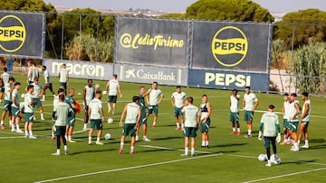 Primer entrenamiento del Cádiz de la temporada 25-26.