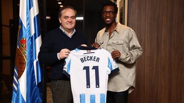 Becker posa con Aperribay y la camiseta de la Real con su dorsal.