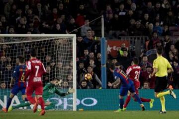 Paco Alcácer marcó el 4-1 tras una asistencia de Messi.