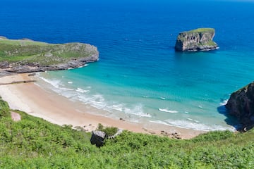 playa de Cué, conocida también como de Antilles o de Canales está situada en la parroquia de Cué. Se enmarca en las playas de la Costa Oriental de Asturias, también llamada Costa Verde Asturiana y está considerada paisaje protegido.