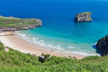 playa de Cué, conocida también como de Antilles o de Canales está situada en la parroquia de Cué. Se enmarca en las playas de la Costa Oriental de Asturias, también llamada Costa Verde Asturiana y está considerada paisaje protegido.