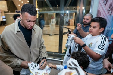  Nada es seguro; la decisión se tomará este sábado. Pero Mbappé quiere jugar. Y su vuelo de cinco horas, lo demuestra.