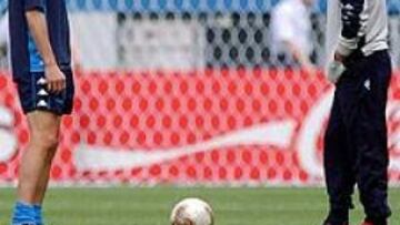 <b>JUGARÁ O NO</B>. Trapattoni habla con Del Piero, una de las dudas para el partido ante Corea.