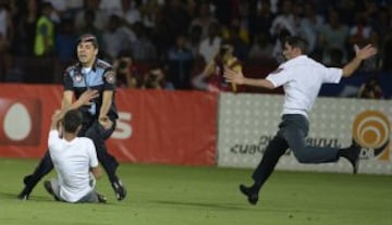 Un espontáneo con una pancarta en la que reza: "Libertad para Shant Harutyunyan y todos los presos políticos en Armenia".