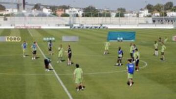 <b>CAMBIO. </b>Jugadores del Betis, entrenando en la Ciudad Deportiva.