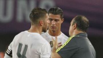 Ben&iacute;tez charla con Ramos y Cristiano.