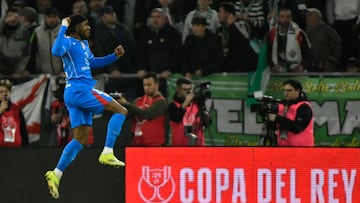 Lookman celebra su gol.