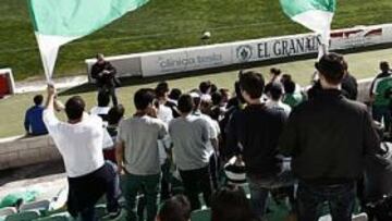 <b>RESPALDO. </b>Un centenar de aficionados del Elche animaron ayer a su equipo en el entrenamiento.