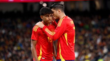Lamine Yamal habla con Morata.