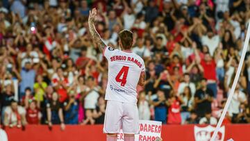 SEVILLA, 06/09/2023.- El central Sergio Ramos en su presentación como nuevo jugador del Sevilla FC esta noche, en el estadio Ramón Sánchez Pizjúan de Sevilla. EFE/ Raúl Caro