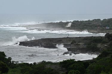 Las olas golpean las costas de Santiago de Cuba antes de la llegada del huracán Melissa.