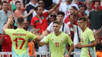 Fermin Lopez celebra un gol con sus compañeros.