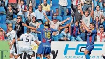 <b>POCA PRESIÓN. </b>Varios jugadores del Huesca y numerosos aficionados protestan una acción del encuentro del sábado ante el Nástic.