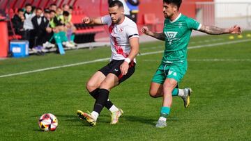 Ramón Martínez (izquierda), durante un partido esta campaña con el Sevilla Atlético.