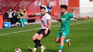 Ramón Martínez (izquierda), durante un partido esta campaña con el Sevilla Atlético.