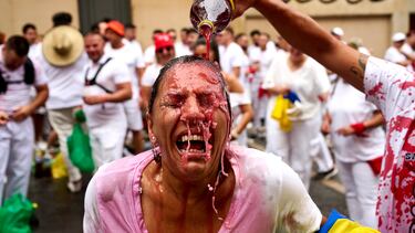 Una persona celebra el lanzamiento del cohete 'Chupinazo', que marca la inauguración oficial de las fiestas de San Fermín de 2025.