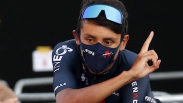 El ciclista del Ineos-Grenadiers Egan Bernal saluda durante la presentación del Tour de Francia 2020 en Niza.