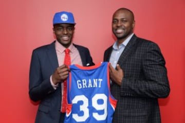 Jerami Grant, de Philadelphia 76ers, posa junto a su padre Harvey Grant, ex-jugador de la NBA.