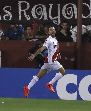 BAS201. BUENOS AIRES (ARGENTINA), 31/10/2017.- El jugador Ignacio Scocco de River Plate festeja su gol ante Lanús hoy, martes 31 de octubre de 2017, durante un partido de las semifinales de la Copa Libertadores que disputan el River Plate y el Lanús, en el estadio Ciudad de Lanús, en Buenos Aires (Argentina). EFE/David Fernández
