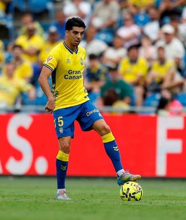 Espectacular asistencia del lateral de Las Palmas. Un envío teledirigido a la cabeza de Mika Mármol, para que este pusiera el segundo gol del equipo insular. Los de Luis García siguen creciendo.