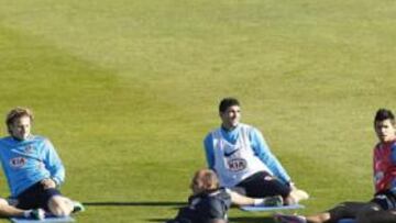 <b>ENTRENAMIENTO. </b>Los futbolistas del primer equipo hacen ejercicios de estiramiento en el Cerro del Espino.