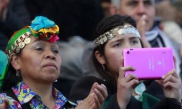 Aficionadas chilenas disfrutan de la ceremonia inaugural.