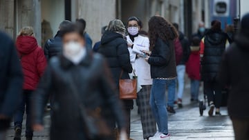 Gente paseando y conversando en la Rua San Pedro en Lugo