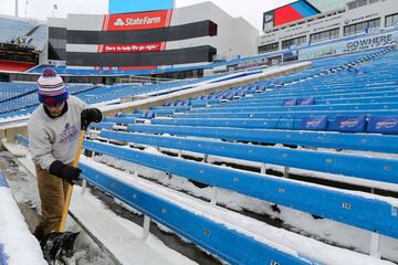 ORCHARD PARK, NY - DECEMBER 10: A man shovels snow out of the stands before a game between the Indianapolis Colts and Buffalo Bills on December 10, 2017 at New Era Field in Orchard Park, New York. Brett Carlsen/Getty Images/AFP  == FOR NEWSPAPERS, INTERNE