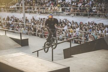 La disciplina más callejera del BMX tiene lugar frente al Real Club Náutico de Vigo. Allí, un park con elementos que simulan elementos de la calle (como la barandilla de la imagen) es el escenario en el que los riders deben tirar sus trucos. En la imagen, Courage Adams, rider nigeriano afincado en Madrid, referencia tanto nacional como internacional. 