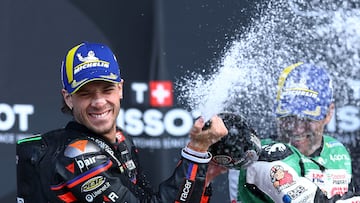 Marco Bezzecchi celebra la victoria en el GP de Gran Bretaña.