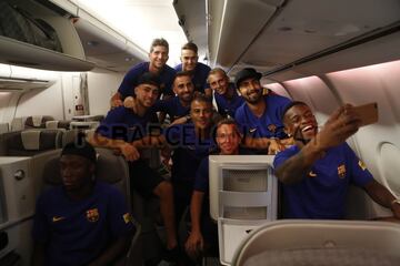 Los jugadores del primer equipo en el vuelo a Portland.