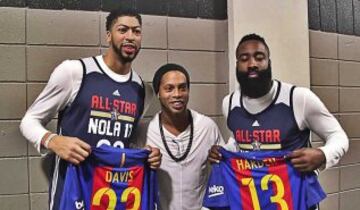 Otros que no se pudieron resistir a los encantos de Ronaldinho y el Barça fueron Anthony Davis y James Harden.