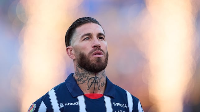 Julián Álvarez com a bola.