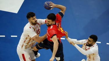 Agustín Casado se dispone a disparar durante el partido de España contra Baréin celebrado en Granollers.