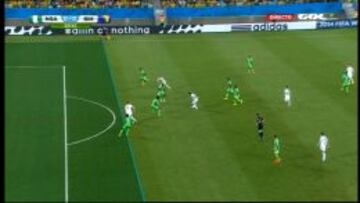 Dzeko parte en posición correcta cuando Misimovic le asiste.