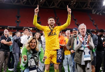Los jugadores del Tottenham desataron la euforia tras conquistar la Europa League en una noche mágica en San Mamés. Abrazos, cánticos y emoción pura sobre el césped que fue testigo de su gesta histórica.