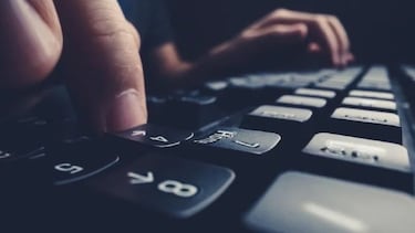 Alerta cibernética: nuevos hackeos pueden espiar lo que escribes solo escuchando el sonido de tus teclas