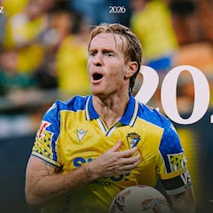 Álex Fernández amplía su idilio con el Cádiz