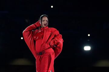 La artista nacida en Barbados protagonizó sola el Halftime Show del Super Bowl LVII del Estadio de la Universidad de Phoenix.