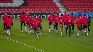 Los jugadores del Atl&eacute;tico se ejercitan en Old Trafford. 