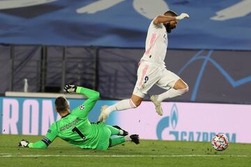 1-0. Karim Benzmema marcó el primer tanto tras regatear al portero eslvoeno Samir Handanovic.
