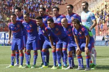 El equipo de Universidad de Chile posa para los fotografos antes del partido de primera division contra Union Española disputado en el estadio Santa Laura de Santiago, Chile.