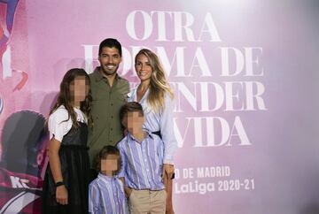 Luis Suárez con su esposa, Sofía Balbi y sus tres hijos.