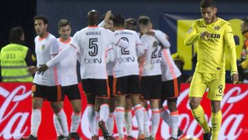 GRA372. VILA-REAL (CASTELL&Oacute;N), 21/01/2017.- Los jugadores del Valencia celebran el primer gol, marcado por el centrocampista Carlos Soler, frente al Villarreal de la decimonovena jornada de la Liga de Primera Divisi&oacute;n que se juega hoy en el estadio de la Cer&aacute;mica, en Vila-Real (Castell&oacute;n). EFE/Domenech Castell&oacute;