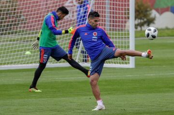 La Selección Colombia realizó su primer entrenamiento abierto al público en el estadio Sviyaga en Rusia, preparando el debut mundialista del 19 de junio ante Japón en Saransk. James y Barrios, los ausentes.