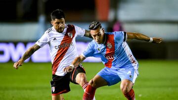 SARANDI, ARGENTINA - AUGUST 17: Lucas Cano of Arsenal fights for the ball with Enzo Perez of River Plate during a Liga Profesional 2022 match between Arsenal and River Plate at Julio Humberto Grondona Stadium on August 17, 2022 in Sarandi, Argentina. (Photo by Marcelo Endelli/Getty Images)