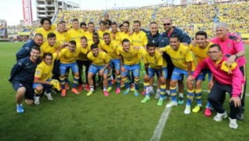 Los jugadores de la UD Las Palmas posan con su compañero Juan Carlos Valerón durante el homenaje que le brindó hoy el club tras el partido de Liga con el Athletic Club de Bilbao, último de "El Flaco",  en el estadio Gran Canaria. 