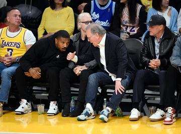 El actor Michael B. Jordan, el presentador de televisión Bill Maher, David Zaslav, Director Ejecutivo y Presidente de Warner Bros. Discovery, y el actor Woody Harrelson, durante el sexto encuentro de la semifinal de la Conferencia Oeste.