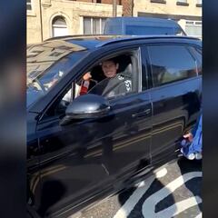 Hinchas de Everton le regalan botella de whisky a James